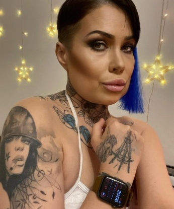 Я живу в Москве, где создам для тебя идеальное вечернее настроение. Мои услуги наполнены страстью и желанием удовлетворить тебя до предела. Я знаю, как доставить тебе настоящее удовольствие и сделать твои самые горячие мечты яркой реальностью. Обожаю экспериментировать и пробовать новые вещи, так что не стесняйся делиться своими фантазиями со мной. У меня есть множество отзывов, которые подтверждают мою превосходную работу. В моем фотоальбоме ты найдешь множество соблазнительных фотографий, которые позволят заручиться с тобой вкусом настоящего разврата. Доверь мне свои сокровенные желания, и я сделаю все, чтобы они сбылись. Жду тебя, чтобы воплотить наши самые смелые фантазии в жизнь. 💋🔥 799, 51 год