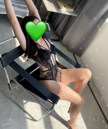 Соблазнительная шатенка с огоньком в глазах готова исполнить все ваши самые запретные и заветные желания. Приезжай ко мне, и мы погрузимся в мир сладострастия и наслаждения. 5925, 20 лет